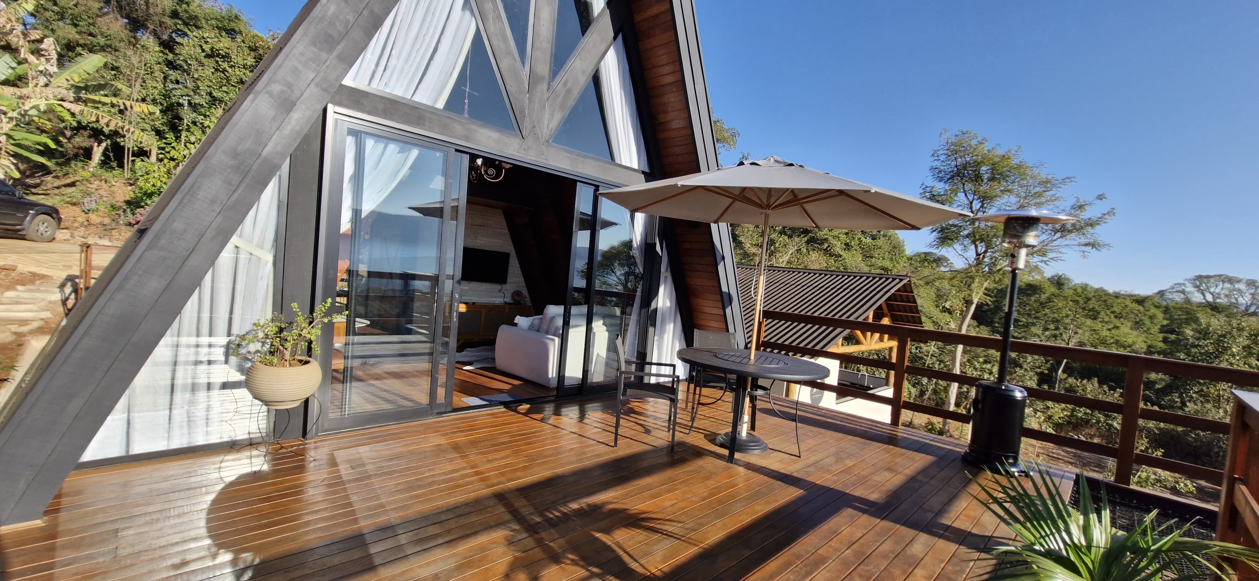 Fachada da Cabana Sol do Norte com telhado triangular